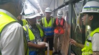 Menteri Koordinator Bidang Perekonomian Darmin Nasution memantau pembangunan proyek mass rapid transit (MRT) Jakarta fase I sore ini. Adapun lokasi proyek yang dikunjungi ialah Stasiun MRT di Senayan.