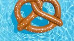 Gemas! Ini Pool Float Bentuk Makanan yang Wajib Dimiliki Pecinta Makanan