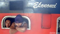 Toilet kamar mandi pun dipenuhi pemudik yang kehabisan tempat duduk di gerbong kereta.