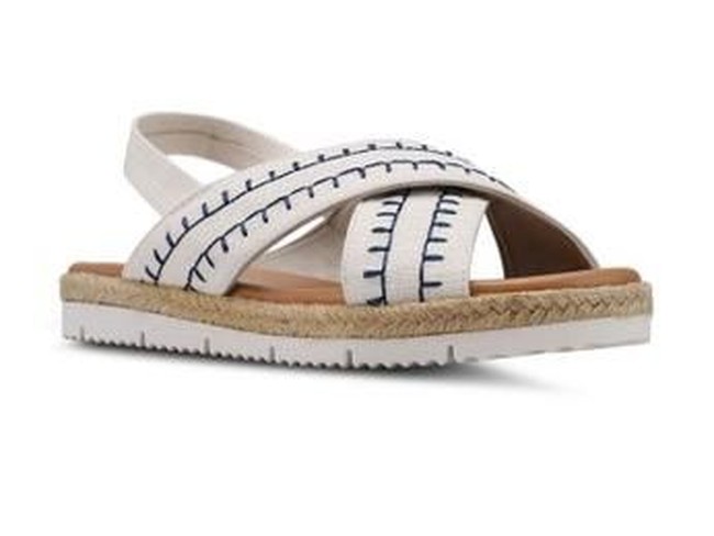 Anda yang ingin nyaman jalan-jalan saat liburan Lebaran bisa memilih Cross Band Sandals dari brand Velvet ini. Sandal slingback dengan strap menyilap Rp 349 ribuan itu hadir dengan detail jahitan sedehana namun unik. Foto: Zalora 