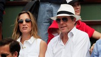 Dari kalangan artis, tampak aktor Inggris Hugh Grant menikmati aksi-aksi ciamik Nadal dan Thiem di atas lapangan bersama istrinya. (Foto: Gonzalo Fuentes/Reuters)
