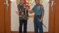 Penyerahan berlangsung di komplek lapangan tembak Markas Komando Pasukan Pengamanan Presiden (Paspampres) yang terletak di kawasan Petojo, Jakarta Pusat dengan dihadiri langsung oleh Menteri Energi dan Sumber Daya Mineral, Ignasius Jonan dan diterima langsung oleh Komandan Paspampres Mayor Jenderal TNI Marinir Suhartono beserta jajarannya. Pool/Viar Motor Indonesia.