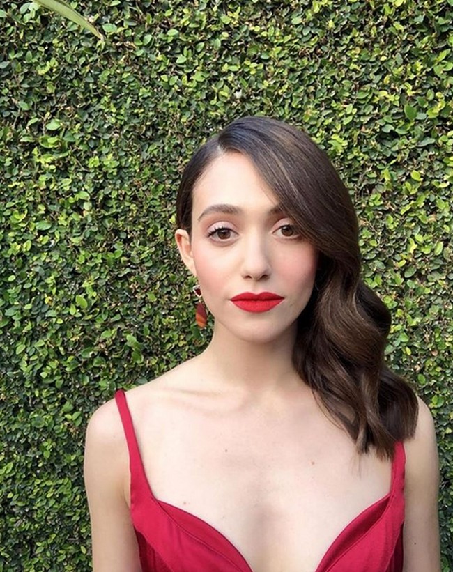 Emmy Rossum memerankan karakter Fiona di serial Shameless, seorang wanita yang dipenjara karena konsumsi kokain dan membuat adiknya yang masih balita overdosis. Peran itu juga membuat Emmy dibenci penonton. Orang berteriak padaku dan bilang, Sialan kau, Fiona, kamu bikin bayi itu overdosis. Mereka benar-benar mengira aku orang seperti itu, kata Emmy, seperti dilansir Fame10. Foto: Dok. Instagram/emmy