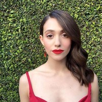 Emmy Rossum memerankan karakter Fiona di serial Shameless, seorang wanita yang dipenjara karena konsumsi kokain dan membuat adiknya yang masih balita overdosis. Peran itu juga membuat Emmy dibenci penonton. Orang berteriak padaku dan bilang, Sialan kau, Fiona, kamu bikin bayi itu overdosis. Mereka benar-benar mengira aku orang seperti itu, kata Emmy, seperti dilansir Fame10. Foto: Dok. Instagram/emmy