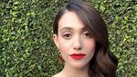 Gaun Merah Emmy Rossum nan Seksi