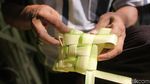 Jelang Lebaran, Pedagang Ketupat Mulai Diserbu Pembeli
