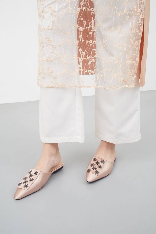 Selop berikut juga hadir dengan detail dan warna nan manis sehingga cocok dipakai saat Lebaran. Falla Decha Slip Ons khaki dari Berrybenka Label ini dijual Rp 299 ribuan. Foto: Berrybenka