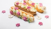 Eclair yang ini toppingnya krim. Mengandalkan beberapa bentuk spuit, krim diaplikasikan jadi bentuk yang bagus. Apalagi ditambah krim ungu yang dibuat bentuk bunga. Foto: instagram @eclair_littleartwork