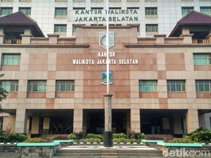 Camat dan Lurah di Jaksel Urunan Ketupat dan Buah saat Takbiran