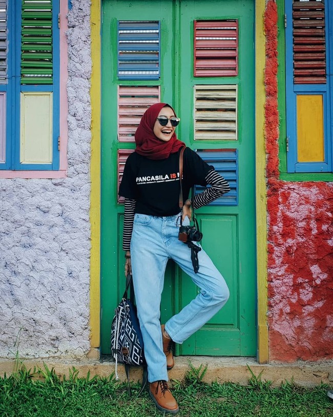 Agar mudik terasa lebih menyenangkan, tak ada salahnya memilih busana yang modis dengan nyaman dipakai. Pemilihan busana juga sangat bergantung kepada kendaraan yang kita gunakan. Mudik memakai pesawat tentu akan berbeda rasanya dengan memakai bus. Foto: Instagram/Dhikafebryna