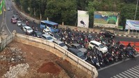 Arus lalu lintas dari Pasar Minggu tampak lancar. Mereka antre dengan tertib di perempatan Pancoran.