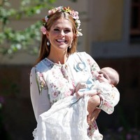 Putri Madeleine tampil stylish dengan dress motif bunga. Penampilannya terlihat cantik dan bersinr meski baru melahirkn tiga bulan lalu. Foto: Getty Images