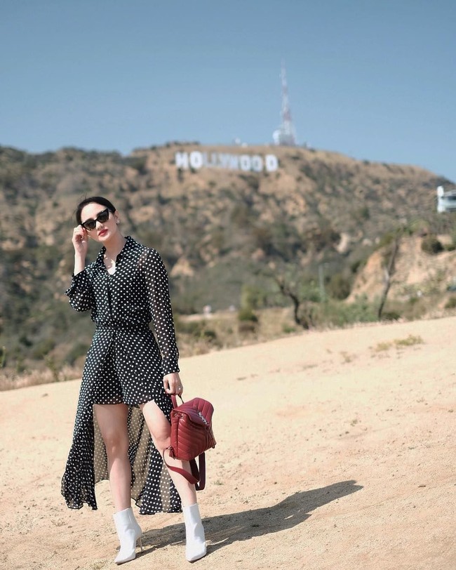 Dalam kesehariannya baik saat liburan di luar negeri atau ada di Jakarta, Ririn Ekawati selalu tampil stylish. Seperti ketika liburan ke Hollywood, California, Ririn tampil bergaya dengan dress polkadot dan tas backpack YSL. Foto: Instagram/ririnekawati