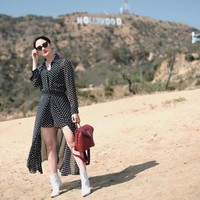 Dalam kesehariannya baik saat liburan di luar negeri atau ada di Jakarta, Ririn Ekawati selalu tampil stylish. Seperti ketika liburan ke Hollywood, California, Ririn tampil bergaya dengan dress polkadot dan tas backpack YSL. Foto: Instagram/ririnekawati