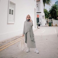 Untuk kamu yang suka memakai rok, pilih bahan yang lentur. Nisa Cookie tampil chic dengan paduan rok dan atasan berbahan rayon. Ia pun menambahkan sepatu sneakers untuk menambah kesan kasual. Foto: Instagram Nisa cookie