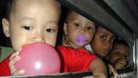Beberapa anak kecil yang ikut mudik bersama keluarga menggunakan kereta api awal tahun 2000an.