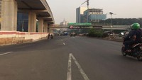 Jalan di pertemuan Jalan Dewi Sartika-Jalan MH Thamrin kosong. Di hari biasa, di lokasi yang sama pada waktu yang sama, kendaraan sudah beradu klakson mengejar waktu menuju kantor. 