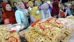 Jelang Lebaran, Toko Kue Kering Diserbu Pembeli