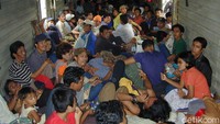 Gerbong barang disulap menjadi gerbong penumpang tambahan yang kehabisan tempat duduk di gerbong kereta api awal tahun 2000an.