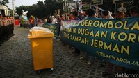 Tong sampah berwarna kuning buatan Bogor tersebut sengaja didatangkan massa.
