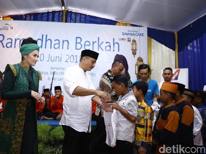 Menpar Beri Santunan Yatim Piatu di Banyuwangi