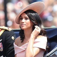 Meghan Markle tampak elegan dan cantik dengan tatanan rambut bergelombang yang tergerai. Foto: Getty Images