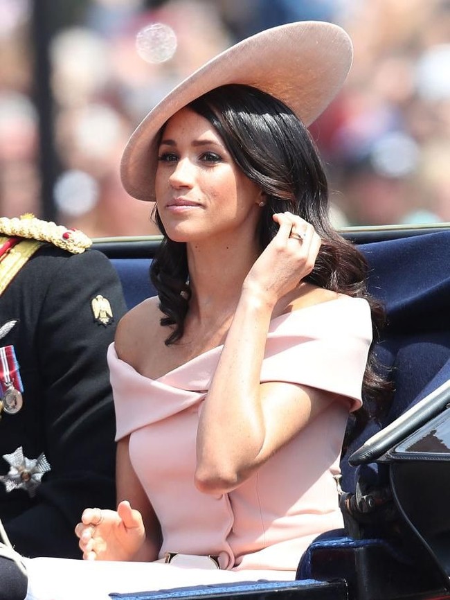 Kontroversi juga muncul lantaran Meghan kerap memakai busana yang dinilai melanggar protokol Kerajaan Inggris. Salah satunya gaun dust pink rancangan Carolina Herrera yang membungkus tubuh Meghan di acara kerajaan Trooping the Color, Juni lalu. (Foto: Getty Images)