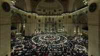 Arsitektur masjid yang megah membuat ibadah salat Tarawih menjdi nyaman dan khusyuk. REUTERS/Huseyin Aldemir.
