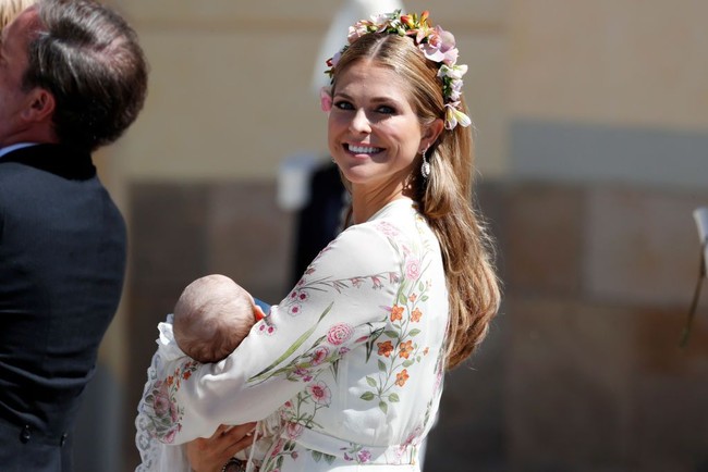 Putri Madeleine tampil berseri-seri di acara pembaptisan anak ketiganya, Putri Adrienne. Putri Adrienne lahir pada 9 Maret silam di Stockholm. Foto: Getty Images