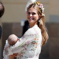 Putri Madeleine tampil berseri-seri di acara pembaptisan anak ketiganya, Putri Adrienne. Putri Adrienne lahir pada 9 Maret silam di Stockholm. Foto: Getty Images