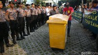 Dua kasus yang dituntut massa yakni ugaan korupsi kasus bunga palsu dan tong sampah Jerman.