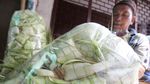 Jelang Lebaran, Pedagang Ketupat Mulai Diserbu Pembeli