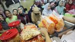 Jelang Lebaran, Toko Kue Kering Diserbu Pembeli