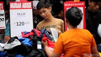Seorang pengunjung saat memilih busana.