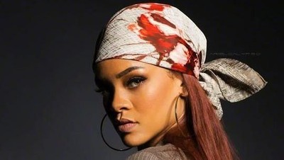 10 Gaya Unik Pakai Scarf ala Selebriti, Rihanna hingga Anne Hathaway