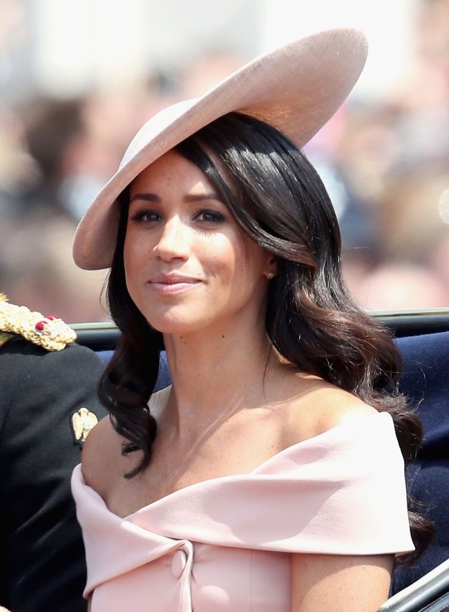 Meghan Markle kerap dikritik karena pemilihan busana yang dianggap seksi untuk wanita kerajaan Inggris. Seperti saat hadir di acara Trooping the Color, Juni lalu, Meghan menggunakan gaun dusty pink dengan potongan off-shoulder. Gaun tersebut mengekspos bahu perempuan 38 tahun itu. Dikabarkan The Sun, haram hukumnya bagi para perempuan Kerajaan Inggris untuk mengenakan busana yang menunjukkan bahu atau pakaian yang terlalu terbuka lainnya. Foto: Getty Images