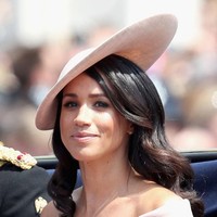 Meghan Markle kerap dikritik karena pemilihan busana yang dianggap seksi untuk wanita kerajaan Inggris. Seperti saat hadir di acara Trooping the Color, Juni lalu, Meghan menggunakan gaun dusty pink dengan potongan off-shoulder. Gaun tersebut mengekspos bahu perempuan 38 tahun itu. Dikabarkan The Sun, haram hukumnya bagi para perempuan Kerajaan Inggris untuk mengenakan busana yang menunjukkan bahu atau pakaian yang terlalu terbuka lainnya. Foto: Getty Images