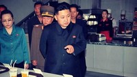 Kim Jong Un juga terlihat melakukan inspeksi ke sebuah gerai fast food di Korea Utara. Sayangnya tidak diketahui di mana dan kapan hal itu dilakukannya. Foto: Instagram kimjongun_looking_at_things