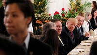 Kejutan untuk Trump diberikan saat dia bertemu delegasi Singapura (Foto: Dok. Reuters)