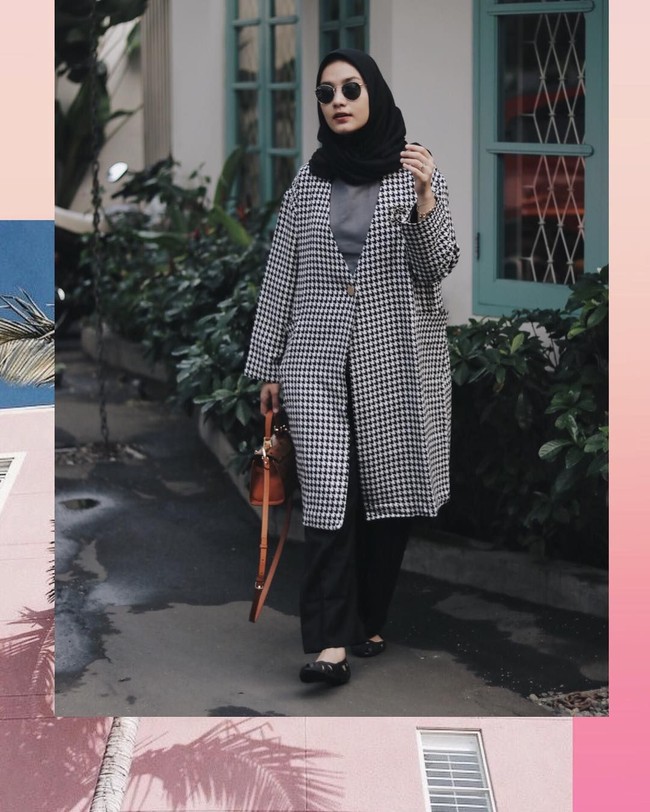 Jika berkendara menggunakan kendaraan ber-AC, apalagi jika suhunya cukup tinggi seperti pesawat, pemilihan sweater sangat penting. Tampil modis dengan oversize outer seperti Dwi Handa bisa membuatmu tetap hangat sekaligus stylish. Foto: Instagram Dwi Handa