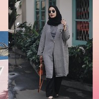 Jika berkendara menggunakan kendaraan ber-AC, apalagi jika suhunya cukup tinggi seperti pesawat, pemilihan sweater sangat penting. Tampil modis dengan oversize outer seperti Dwi Handa bisa membuatmu tetap hangat sekaligus stylish. Foto: Instagram Dwi Handa