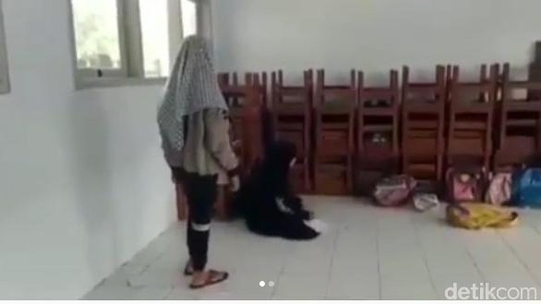Duh, Aksi Perundungan Siswi SMP di Jember Viral di Medsos Duh, Aksi Perundungan Siswi SMP di Jember Viral di Medsos