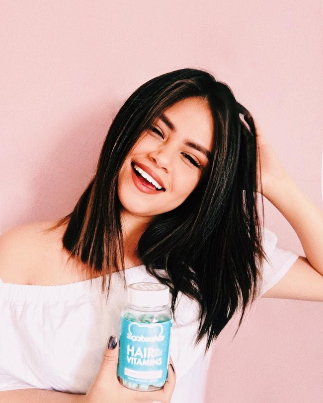 Senyuman menawan Sofia yang membuat dirinya dikagumi oleh banyak netizen terutama pria. Foto: Instagram sofiasolars