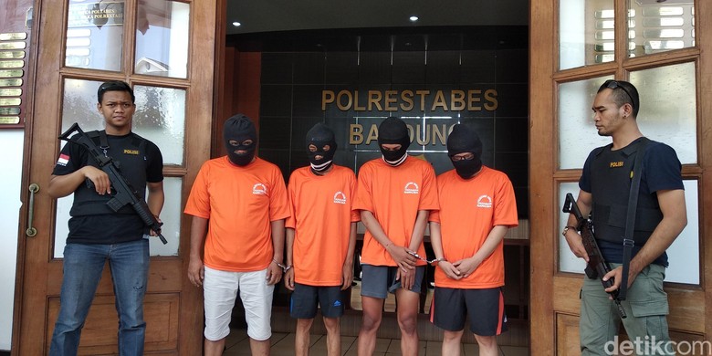 Pesta Sabu, Oknum Satpol PP dan PNS Disbudpar Bandung Diciduk Pesta Sabu, Oknum Satpol PP dan PNS Disbudpar Bandung Diciduk