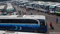 Pelataran Terminal Lebak Bulus, Jakarta Selatan di awal tahun 2000-an.