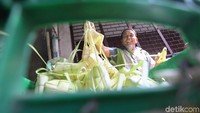 Para pedagang menjual kulit ketupat tersebut dengan harga Rp. 7.000/10 buah.