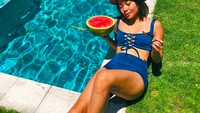 Liburan di Bali nggak lengkap tanpa sun-bathing. Kali ini Ayla menikmatinya di pinggir kolam renang sambil membawa semangka. Foto: Instagram ayladimitri