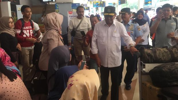 Budi terlihat menanyakan tujuan hingga mendoakan para mudik agar selamat sampai tujuan.