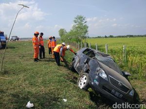 Pecah Ban di Tol Madiun, Mobil Berisi 8 Penumpang Masuk Parit