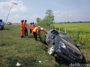Pecah Ban di Tol Madiun, Mobil Berisi 8 Penumpang Masuk Parit